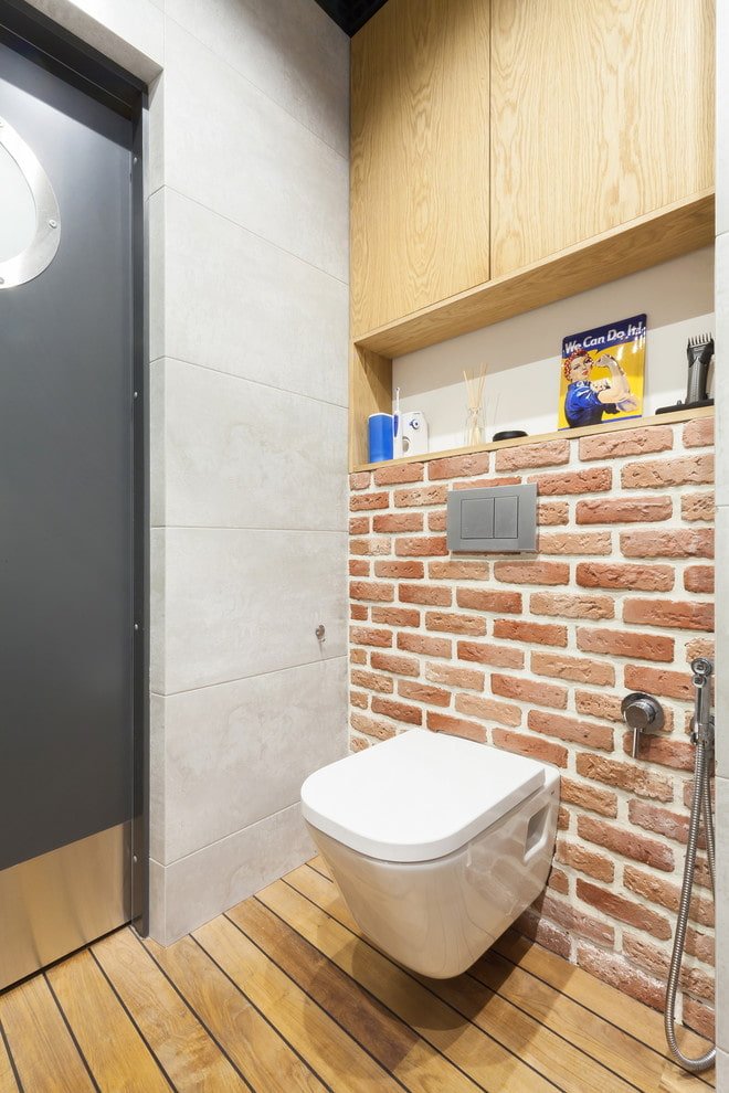 Nicho detrás del inodoro en el interior del baño