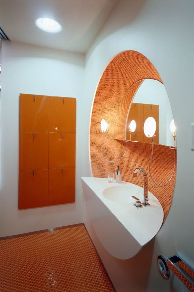 nicho con figuras en el interior del baño