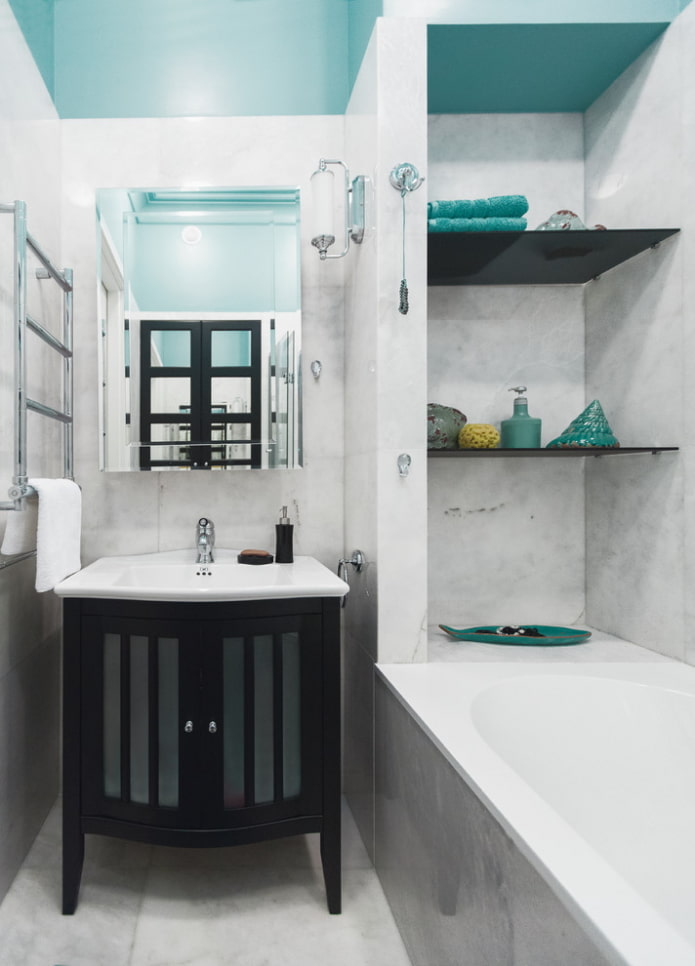 nicho con estantes de plástico en el interior del baño