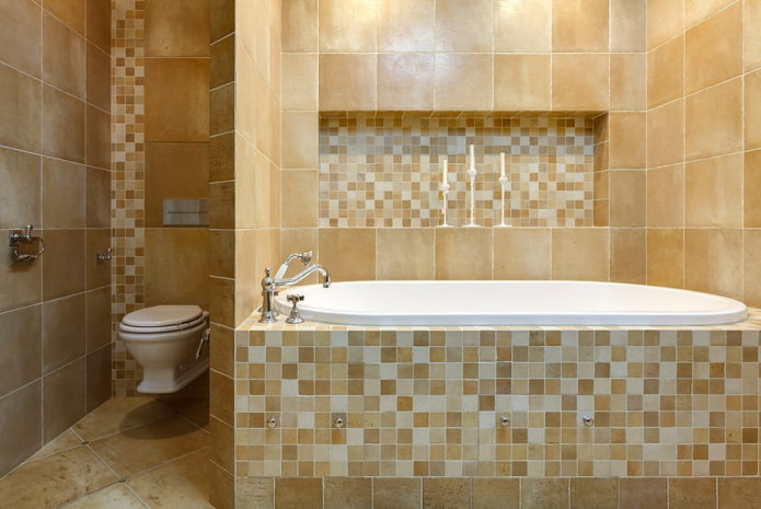 Nichos de mosaico en el interior del baño