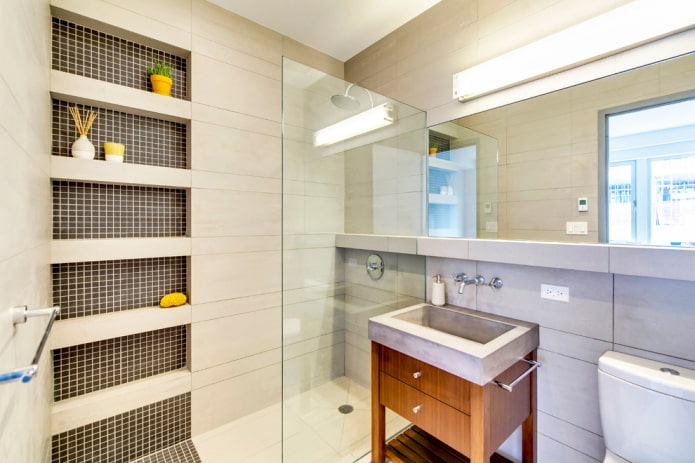 Nichos de mosaico en el interior del baño