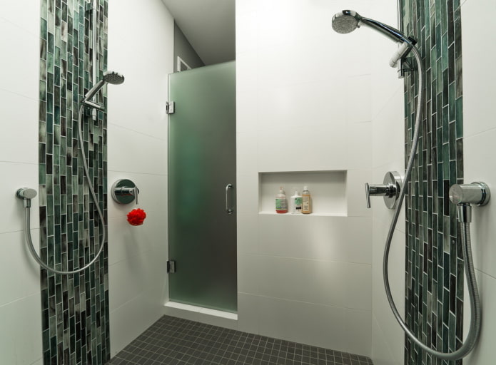 Nicho para champús en el interior del baño