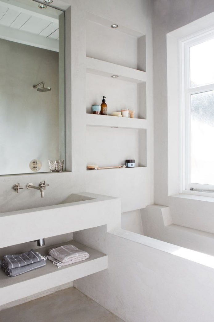 Nichos cerca del lavabo en el interior del baño