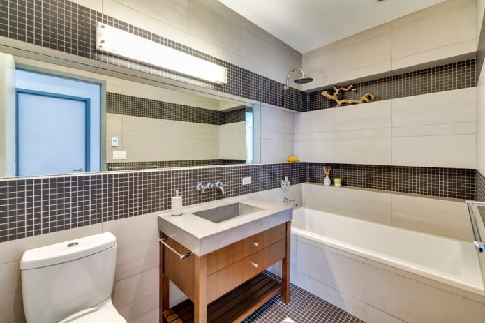 Nichos de mosaico en el interior del baño