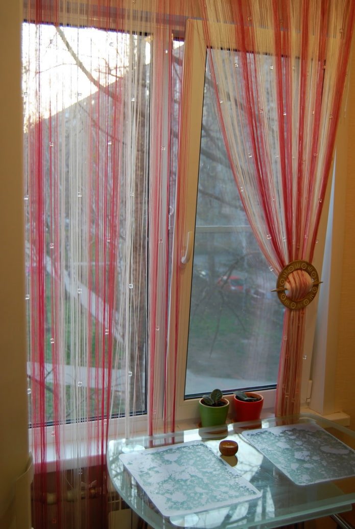 cortinas de hilo en el interior de la cocina