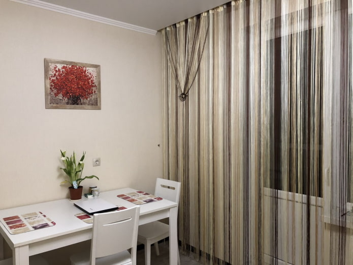 cortinas de hilo en el interior de la cocina