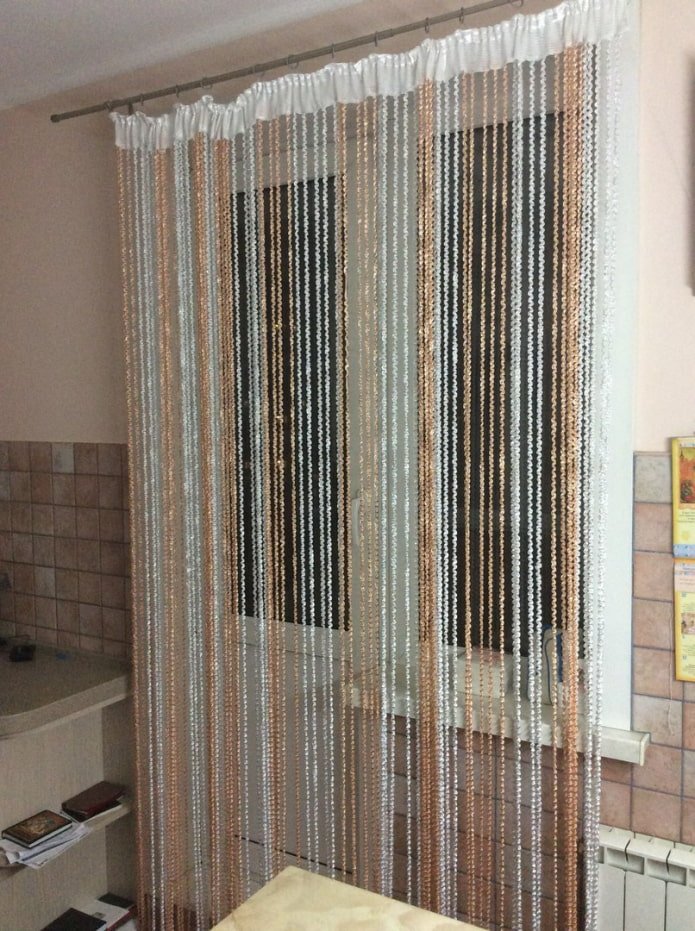 Diseño de cortinas de hilo en el interior de la cocina