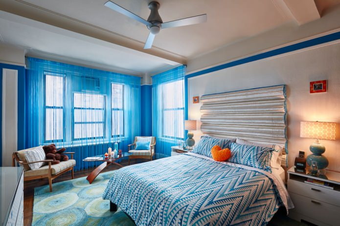 cortinas de hilo azul en el dormitorio 