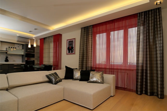 cortinas de hilo rojo en el salón, en las ventanas