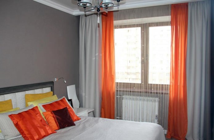 Dormitorio con cortinas de hilo