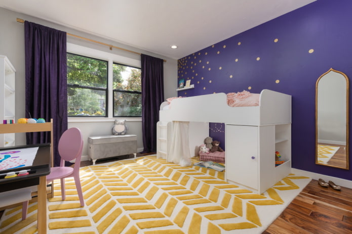 Cortinas moradas de noche en la habitación de un niño