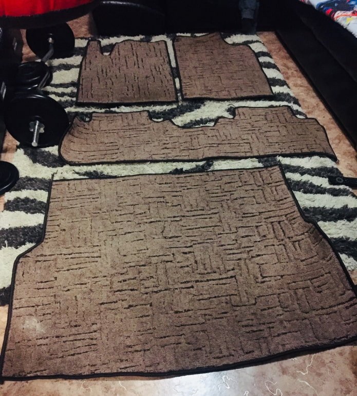 alfombrillas de coche de una alfombra vieja