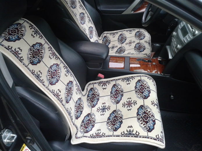 fundas de asiento de alfombra en un coche