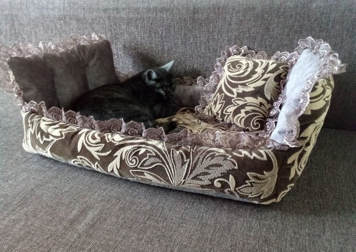cama para gato hecha con una colcha vieja