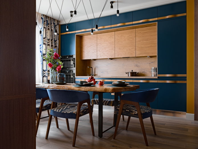Mesa de comedor de madera