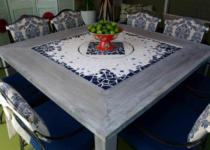 mesa con encimera de mosaico en el interior de la cocina