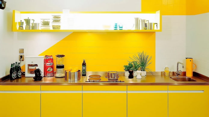 Delantal pintado de amarillo