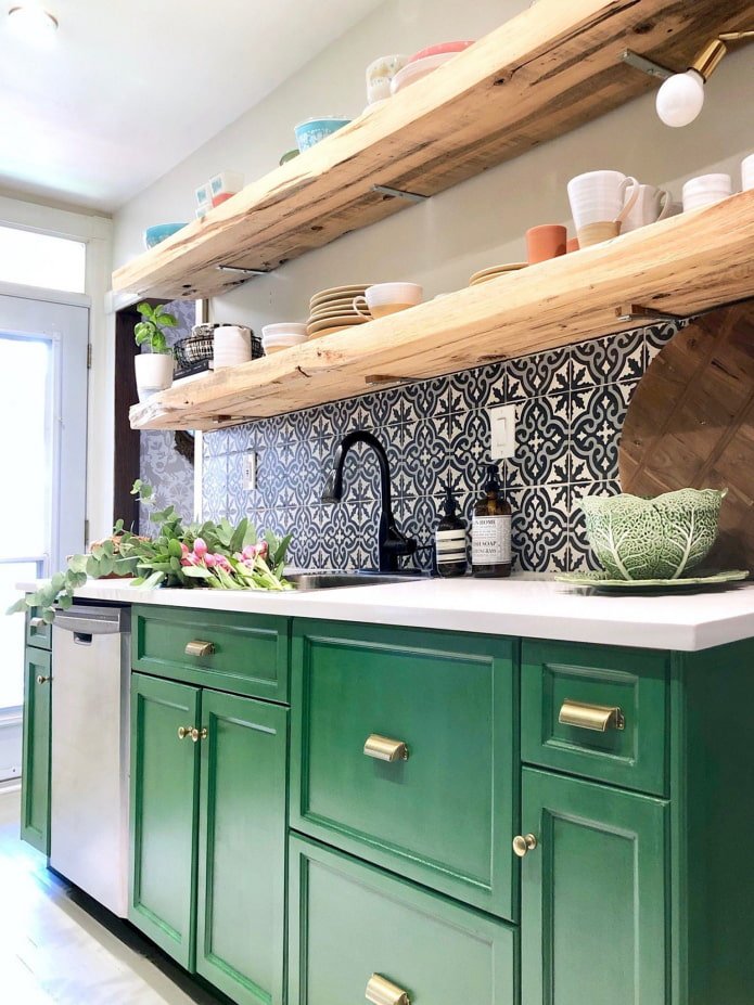 Cocina con estantes