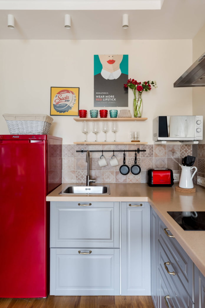 Cocina con estantes