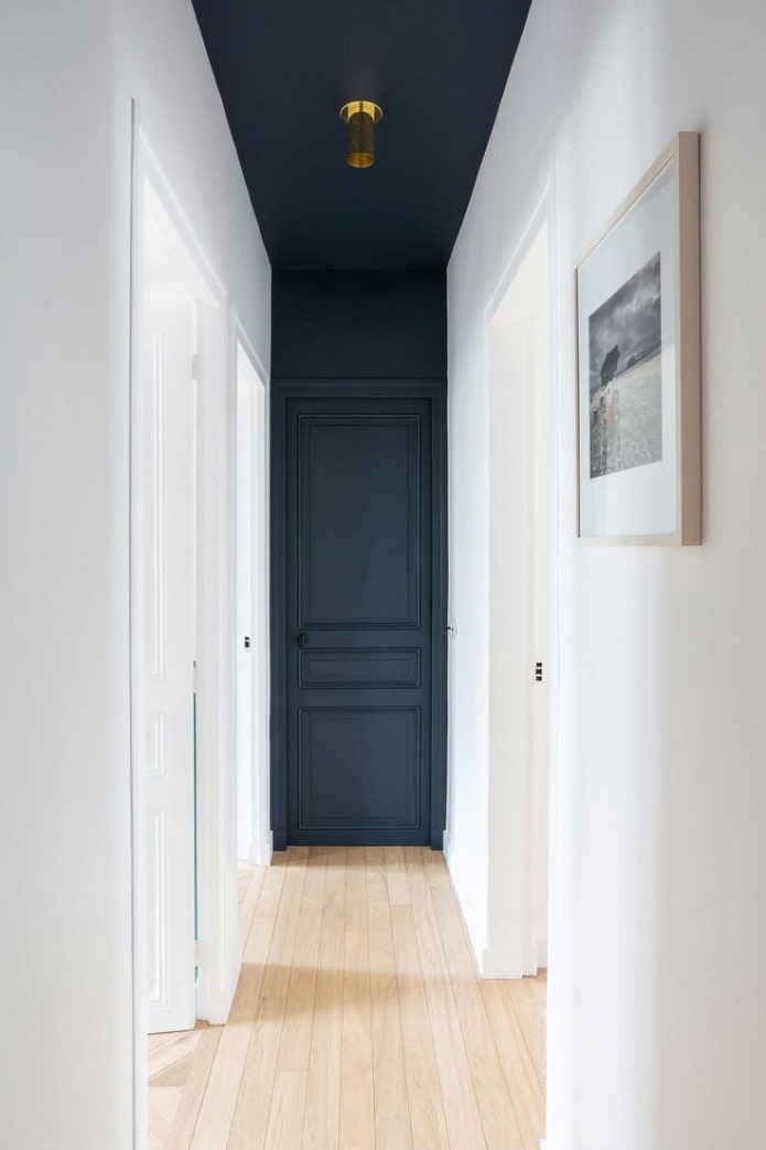 Puerta del color de la pared y el techo