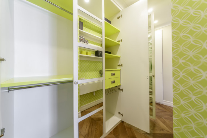 vestidor con papel pintado verde