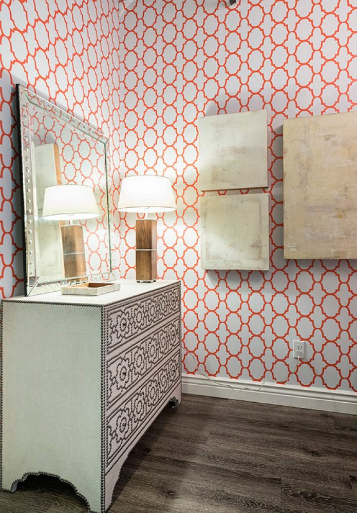 Papel pintado blanco con estampado rojo