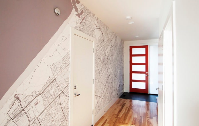 Papel pintado en el pasillo en forma de mapa