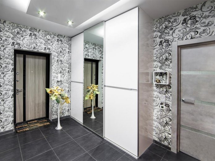 Papel pintado claro para puerta oscura