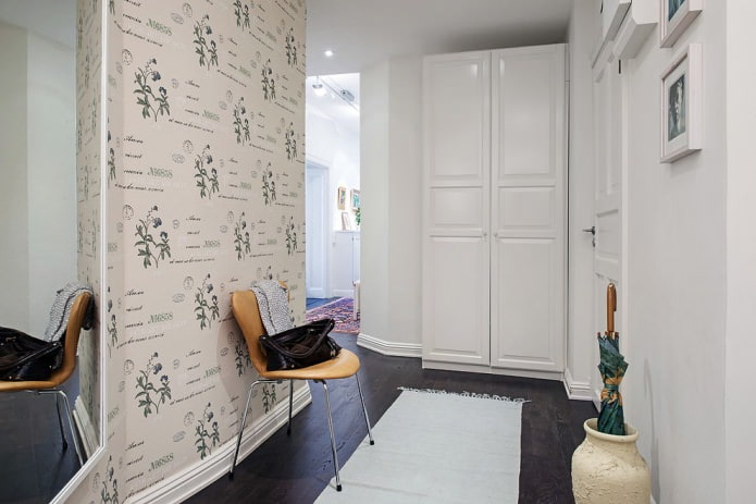 papel pintado en el pasillo interior