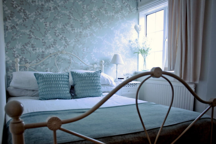 papel pintado azul suave con estampado floral