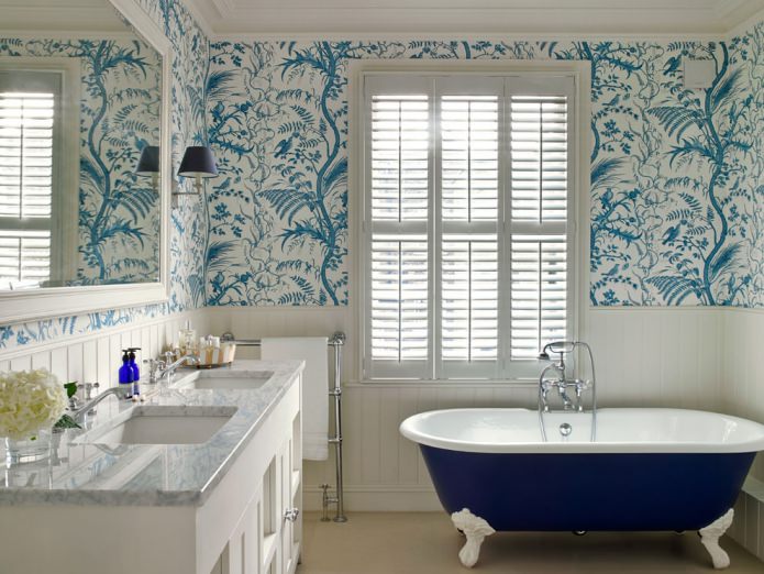 Combinación de papel pintado y paneles en el baño