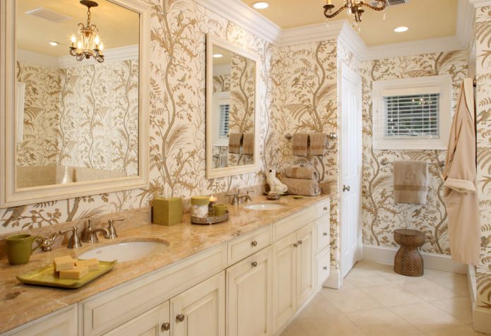 Precioso papel pintado beige en el baño