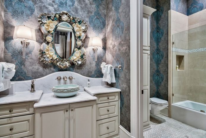 Papel pintado de vinilo en el interior del baño