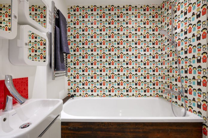 Papel pintado autoadhesivo en el diseño del baño