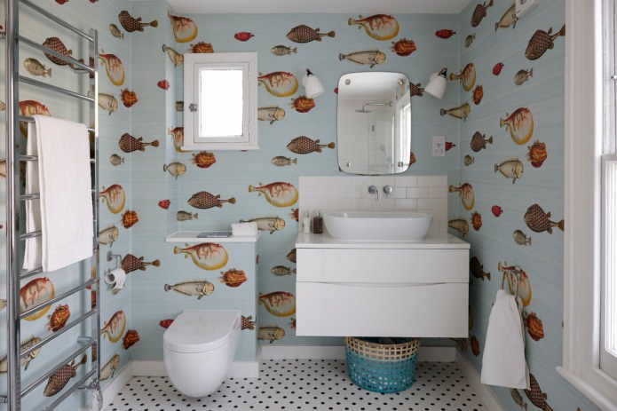 Papel pintado lavable con peces en el baño