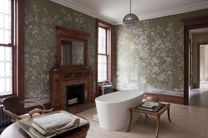 Papel pintado verde en el interior del baño con chimenea