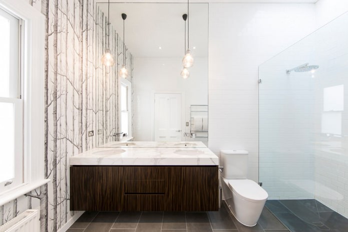 papel pintado claro en el interior del baño