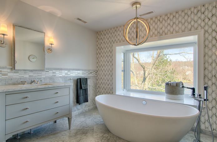Papel pintado en un baño con ventana