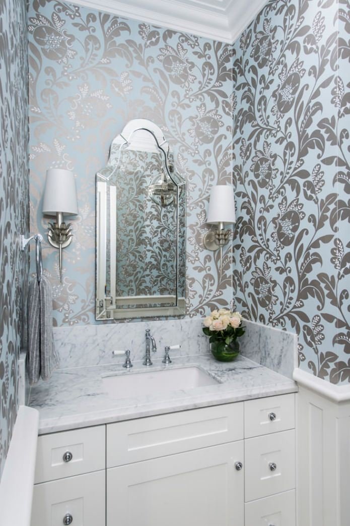 papel pintado azul con estampado en el baño