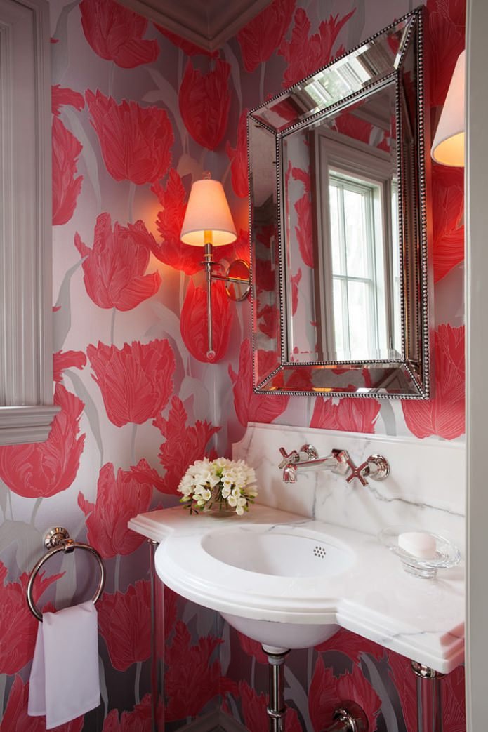 Papel pintado lavable con flores en el baño