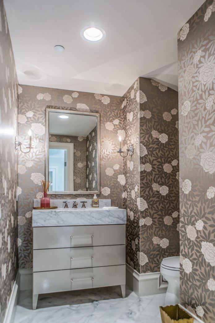 Papel pintado con flores para el baño
