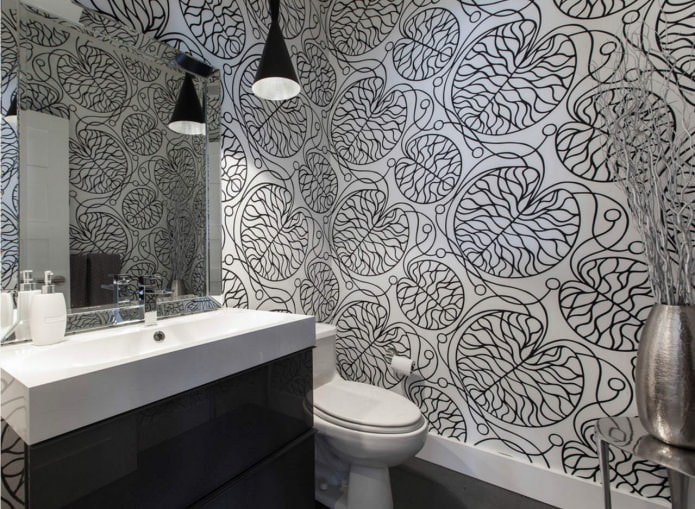 Papel pintado autoadhesivo con estampado en blanco y negro en el baño