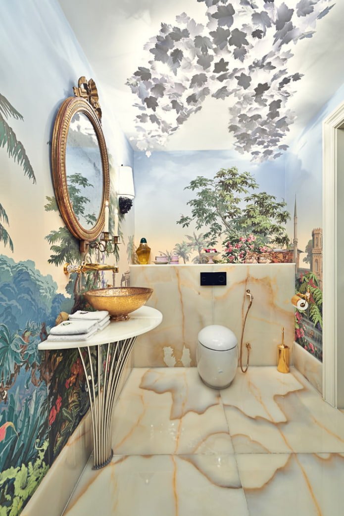 Papel pintado en el interior del baño