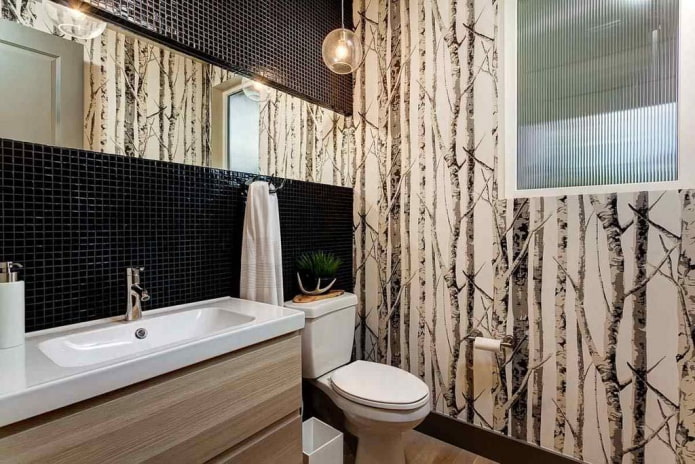 Papel pintado que imita troncos de árboles en el baño