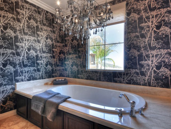 Papel pintado oscuro en el diseño del baño