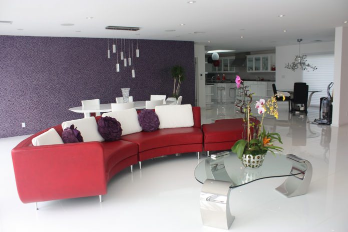 Diseño de salón con sofá rojo