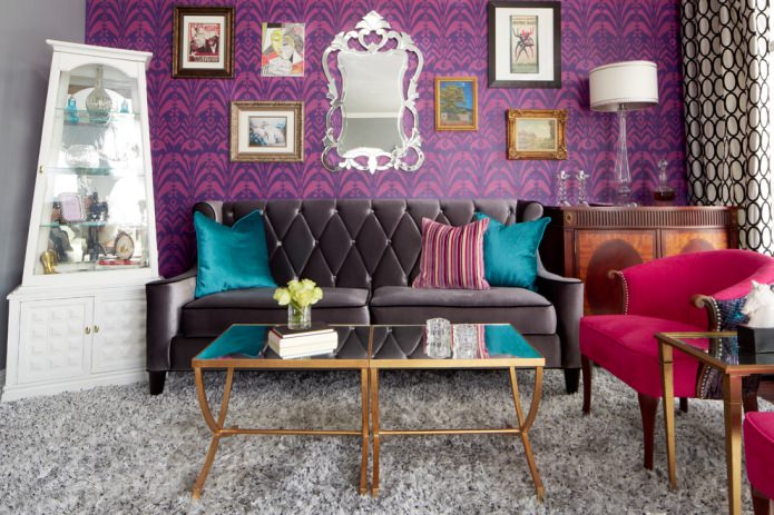 Papel pintado rosa y morado en el salón