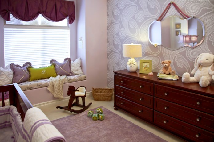 Habitación infantil con paredes lilas