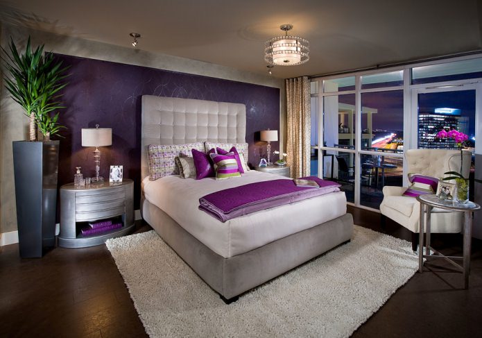 Dormitorio con papel pintado morado