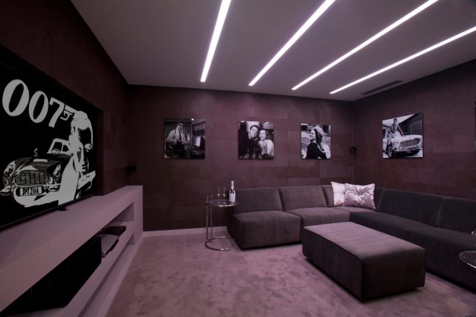 Salón en tonos morados oscuros